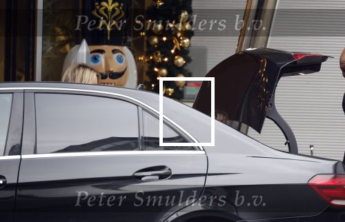 Amsterdam / Schiphol 28 december 2023
Sylvie Meis vertrekt vanaf het Appartement van partner Wim Beelen naar Schiphol. Sylvie heeft de kerstdagen bij Wim men familie gevierd.