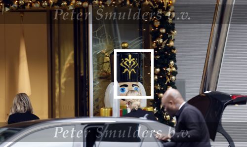 Amsterdam / Schiphol 28 december 2023
Sylvie Meis vertrekt vanaf het Appartement van partner Wim Beelen naar Schiphol. Sylvie heeft de kerstdagen bij Wim men familie gevierd.