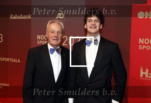 Utrecht 20 december 2023
Sportman / sportvrouw van jaar gala . Tom Okker met kleinzoon