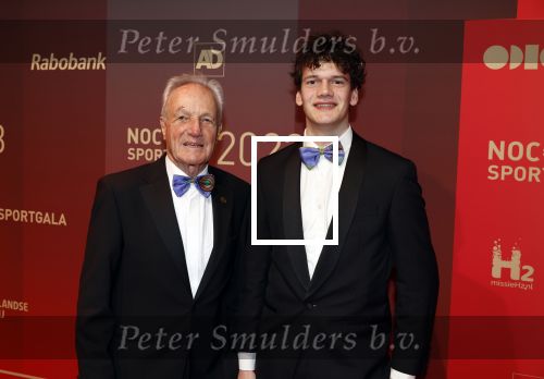 Utrecht 20 december 2023
Sportman / sportvrouw van jaar gala . Tom Okker met kleinzoon