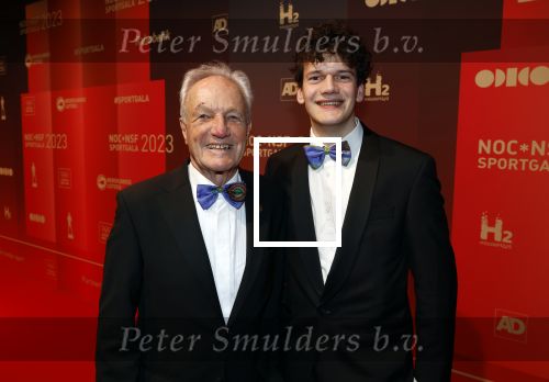 Utrecht 20 december 2023
Sportman / sportvrouw van jaar gala . Tom Okker met kleinzoon