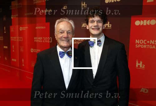 Utrecht 20 december 2023
Sportman / sportvrouw van jaar gala . Tom Okker met kleinzoon