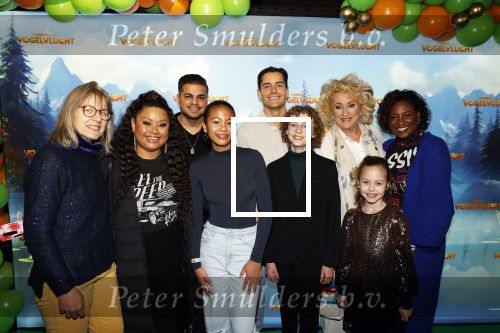 Amsterdam 2 december 2023
Premiere vogelvlucht in Pathe arena .
De cast met oa Floris Gobel Edsilia Rombley Linda Wagemakers Rayen Panday Posy Bakkum Imaani Oosterhuis Karin Bloemen en Thomas Koekkoek