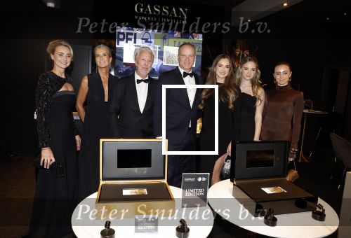 Amsterdam 9 december 2023
VIP dag van de luxury fair in de RAI. Dennis Bergkamp en zijn vrouw Henrita en dochters Estell ( zwanger) Saffron en Yasmin op de stand van Gassan Diamonds . presentatie gouden bankbiljet Dennis Bergkamp. david Bijlsma reikt het eerste exemplaar uit.