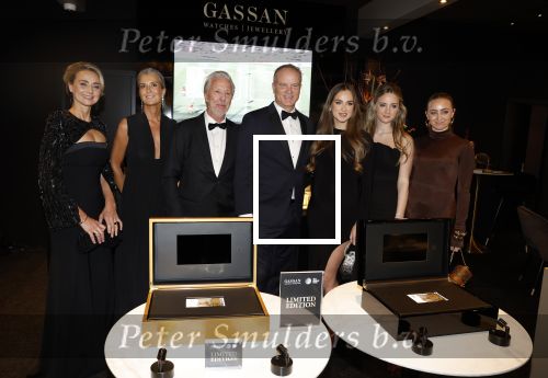 Amsterdam 9 december 2023
VIP dag van de luxury fair in de RAI. Dennis Bergkamp en zijn vrouw Henrita en dochters Estell ( zwanger) Saffron en Yasmin op de stand van Gassan Diamonds . presentatie gouden bankbiljet Dennis Bergkamp. david Bijlsma reikt het eerste exemplaar uit.