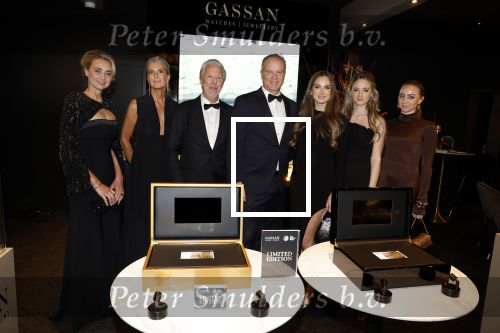 Amsterdam 9 december 2023
VIP dag van de luxury fair in de RAI. Dennis Bergkamp en zijn vrouw Henrita en dochters Estell ( zwanger) Saffron en Yasmin op de stand van Gassan Diamonds . presentatie gouden bankbiljet Dennis Bergkamp. david Bijlsma reikt het eerste exemplaar uit.