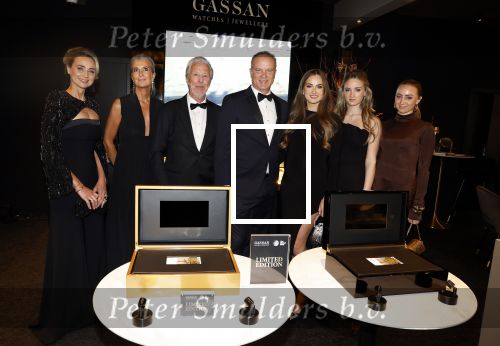 Amsterdam 9 december 2023
VIP dag van de luxury fair in de RAI. Dennis Bergkamp en zijn vrouw Henrita en dochters Estell ( zwanger) Saffron en Yasmin op de stand van Gassan Diamonds . presentatie gouden bankbiljet Dennis Bergkamp. david Bijlsma reikt het eerste exemplaar uit.