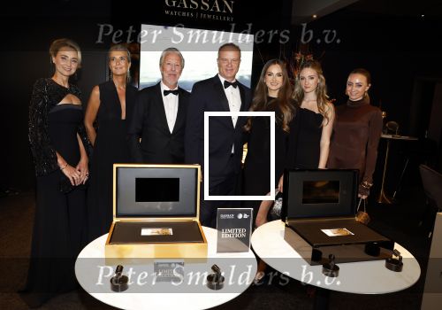 Amsterdam 9 december 2023
VIP dag van de luxury fair in de RAI. Dennis Bergkamp en zijn vrouw Henrita en dochters Estell ( zwanger) Saffron en Yasmin op de stand van Gassan Diamonds . presentatie gouden bankbiljet Dennis Bergkamp. david Bijlsma reikt het eerste exemplaar uit.