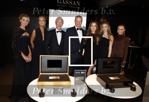 Amsterdam 9 december 2023
VIP dag van de luxury fair in de RAI. Dennis Bergkamp en zijn vrouw Henrita en dochters Estell ( zwanger) Saffron en Yasmin op de stand van Gassan Diamonds . presentatie gouden bankbiljet Dennis Bergkamp. david Bijlsma reikt het eerste exemplaar uit.