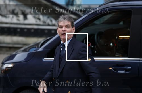 Amsterdam 10 december 2024
Koningin Maxima komt incognito aan bij het paleis . Arnold haar vaste Chauffeur .