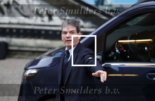 Amsterdam 10 december 2024
Koningin Maxima komt incognito aan bij het paleis . Arnold haar vaste Chauffeur .