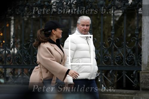 Amsterdam 11 december 2024
Dries Roelvnk en zijn vrouw Honoria op straat in Amsterdam zuid.