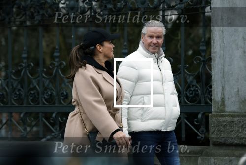 Amsterdam 11 december 2024
Dries Roelvnk en zijn vrouw Honoria op straat in Amsterdam zuid.
