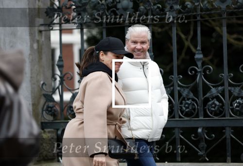 Amsterdam 11 december 2024
Dries Roelvnk en zijn vrouw Honoria op straat in Amsterdam zuid.