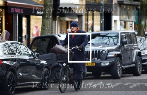 Amsterdam 11 december 2024
Ferdinand Grapperhaus op de fiets in Amsterdam zuid.