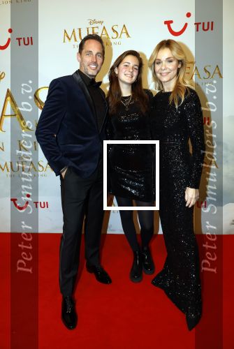 Amsterdam 17 december 2024
Premiere Mufasa (disney) in hotel l\'Europe. froukje de Both met partner en dochter