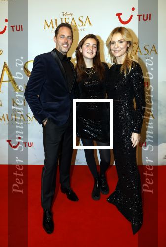 Amsterdam 17 december 2024
Premiere Mufasa (disney) in hotel l\'Europe. froukje de Both met partner en dochter
