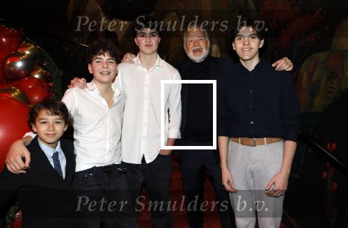 Rotterdam 21 december 2024
Hans Bouwens ( George Baker ) viert samen met zijn vrouw Blanche en familie zijn 80e verjaardag op SS Rotterdam. George met zijn kleinkinderen