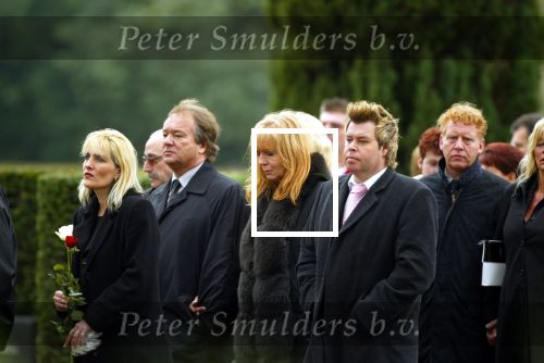 Bussum 5 februari 2004
Begrafenis van de dochter van zangeres Hanny Deborah.
John v Katwijk met vrouw Loes en Benno de Leeuw
Peter Smulders bv