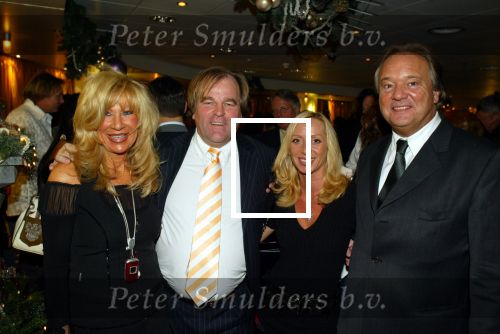 Scheveningen 8 december 2003
Feestje Holland Casino in circustheater.
Jan v Dooren met Mary Borsato John v Katwijk en Sylvana Borsato
Peter Smulders bv