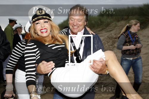 Bergen aan zee 4 juli 2007
Patricia Paay wordt naar het podium gedragen door beveiliging en John v Katwijk.Tros Zomerfeesten
Peter Smulders bv