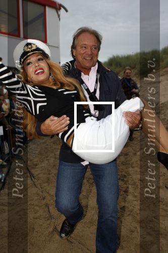Bergen aan zee 4 juli 2007
Patricia Paay wordt naar het podium gedragen door beveiliging en John v Katwijk.Tros Zomerfeesten
Peter Smulders bv