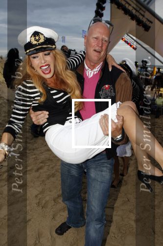 Bergen aan zee 4 juli 2007
Patricia Paay wordt naar het podium gedragen door beveiliging en John v Katwijk.Tros Zomerfeesten
Peter Smulders bv