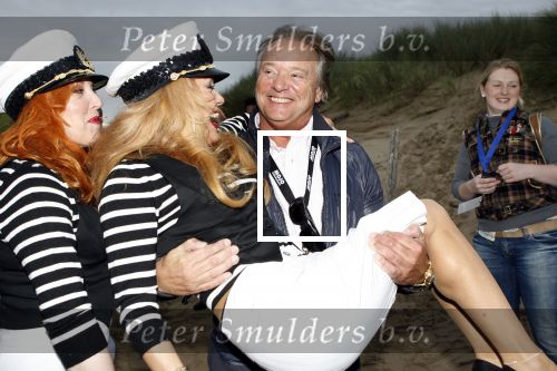 Bergen aan zee 4 juli 2007
Patricia Paay wordt naar het podium gedragen door beveiliging en John v Katwijk.Tros Zomerfeesten
Peter Smulders bv