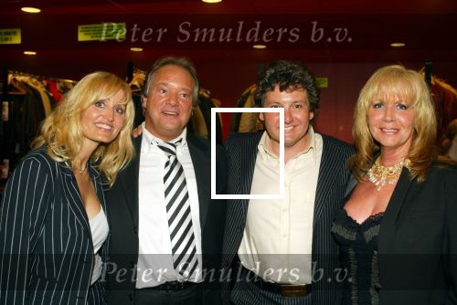 Amsterdam 6 maart 2003
uitreiking van de edison prijzen in de heineken musichall

Rene Froger met john v katwijk

Peter Smulders bv