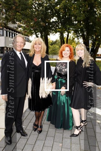 Hilversum 30 december 2007
Premiere nieuwe show Novomundo in studio 21. John en Loes v Katwijk met Yvonne Keeley met dochter
Peter Smulders bv