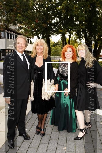 Hilversum 30 december 2007
Premiere nieuwe show Novomundo in studio 21. John en Loes v Katwijk met Yvonne Keeley met dochter
Peter Smulders bv
