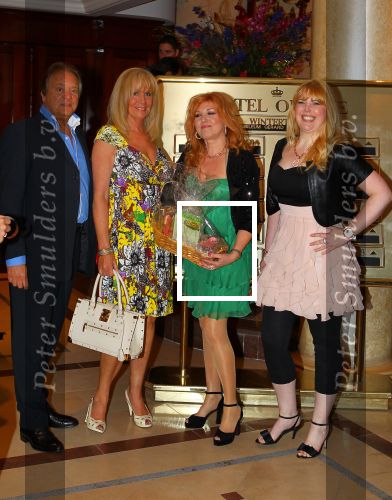 Noordwijk, 2 Mei 2010 Hotel van Oranje, Feest Gerard Joling t.g.v.
het 25 jaar artiesten jubileum
John v Katwijk met zijn vrouw en Yvonne Keely met haar dochter
Foto Peter Smulders BV