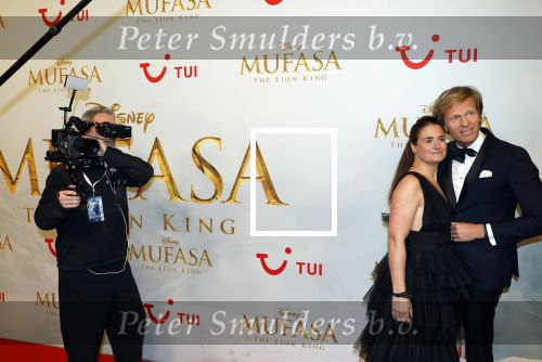 Amsterdam 17 december 2024
Premiere Mufasa (disney) in hotel l\'Europe. Joris Lammers met partner en cameraman