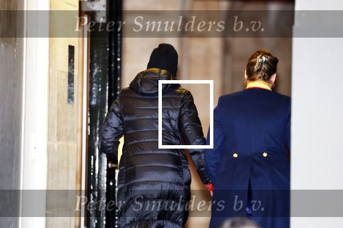 Amsterdam 10 december 2024
Koningin Maxima komt incognito aan bij het paleis . Arnold haar vaste Chauffeur .