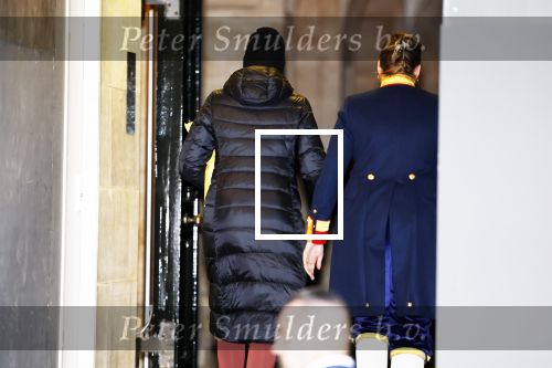 Amsterdam 10 december 2024
Koningin Maxima komt incognito aan bij het paleis . Arnold haar vaste Chauffeur .