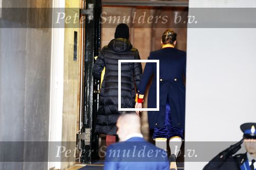 Amsterdam 10 december 2024
Koningin Maxima komt incognito aan bij het paleis . Arnold haar vaste Chauffeur .