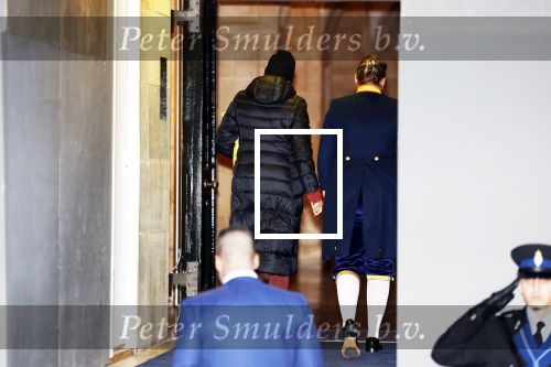 Amsterdam 10 december 2024
Koningin Maxima komt incognito aan bij het paleis . Arnold haar vaste Chauffeur .