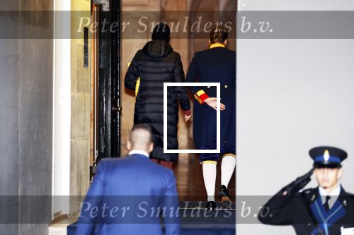 Amsterdam 10 december 2024
Koningin Maxima komt incognito aan bij het paleis . Arnold haar vaste Chauffeur .