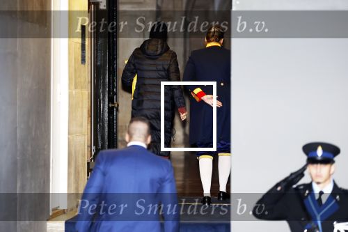 Amsterdam 10 december 2024
Koningin Maxima komt incognito aan bij het paleis . Arnold haar vaste Chauffeur .