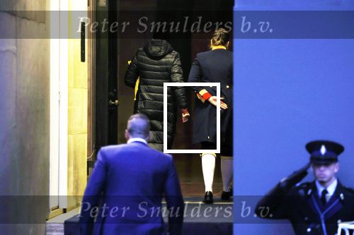 Amsterdam 10 december 2024
Koningin Maxima komt incognito aan bij het paleis . Arnold haar vaste Chauffeur .