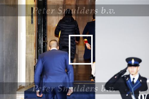 Amsterdam 10 december 2024
Koningin Maxima komt incognito aan bij het paleis . Arnold haar vaste Chauffeur .
