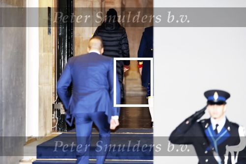 Amsterdam 10 december 2024
Koningin Maxima komt incognito aan bij het paleis . Arnold haar vaste Chauffeur .