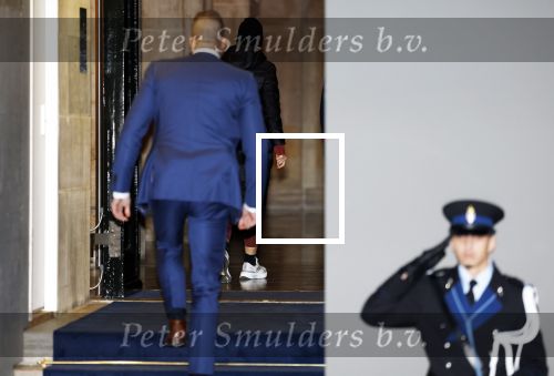 Amsterdam 10 december 2024
Koningin Maxima komt incognito aan bij het paleis . Arnold haar vaste Chauffeur .