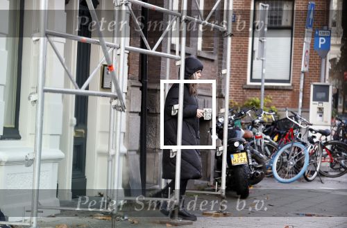 Amsterdam 7 december 2024
Ruud de Wild en zijn nieuwe vriendin Linda Stulic verlaten s ochtends samen het huis van Ruud en gaan met de auto naar hun winkel in de Jordaan . Ze hebben daar een pop up store. Linda is een fantastische fotograaf die ook wel de nieuwe Anton Corbijn wordt genoemd.