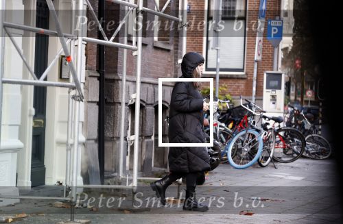 Amsterdam 7 december 2024
Ruud de Wild en zijn nieuwe vriendin Linda Stulic verlaten s ochtends samen het huis van Ruud en gaan met de auto naar hun winkel in de Jordaan . Ze hebben daar een pop up store. Linda is een fantastische fotograaf die ook wel de nieuwe Anton Corbijn wordt genoemd.
