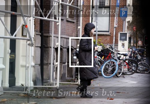 Amsterdam 7 december 2024
Ruud de Wild en zijn nieuwe vriendin Linda Stulic verlaten s ochtends samen het huis van Ruud en gaan met de auto naar hun winkel in de Jordaan . Ze hebben daar een pop up store. Linda is een fantastische fotograaf die ook wel de nieuwe Anton Corbijn wordt genoemd.