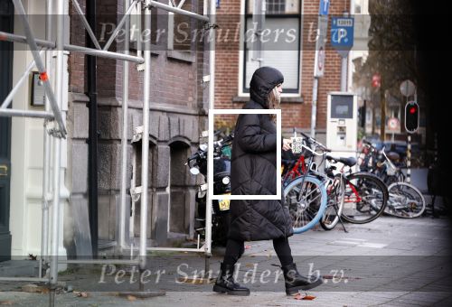 Amsterdam 7 december 2024
Ruud de Wild en zijn nieuwe vriendin Linda Stulic verlaten s ochtends samen het huis van Ruud en gaan met de auto naar hun winkel in de Jordaan . Ze hebben daar een pop up store. Linda is een fantastische fotograaf die ook wel de nieuwe Anton Corbijn wordt genoemd.