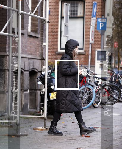 Amsterdam 7 december 2024
Ruud de Wild en zijn nieuwe vriendin Linda Stulic verlaten s ochtends samen het huis van Ruud en gaan met de auto naar hun winkel in de Jordaan . Ze hebben daar een pop up store. Linda is een fantastische fotograaf die ook wel de nieuwe Anton Corbijn wordt genoemd.