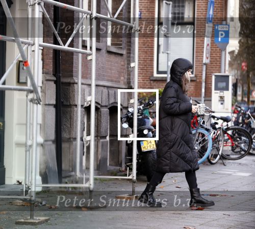 Amsterdam 7 december 2024
Ruud de Wild en zijn nieuwe vriendin Linda Stulic verlaten s ochtends samen het huis van Ruud en gaan met de auto naar hun winkel in de Jordaan . Ze hebben daar een pop up store. Linda is een fantastische fotograaf die ook wel de nieuwe Anton Corbijn wordt genoemd.