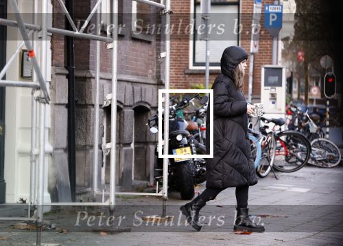 Amsterdam 7 december 2024
Ruud de Wild en zijn nieuwe vriendin Linda Stulic verlaten s ochtends samen het huis van Ruud en gaan met de auto naar hun winkel in de Jordaan . Ze hebben daar een pop up store. Linda is een fantastische fotograaf die ook wel de nieuwe Anton Corbijn wordt genoemd.